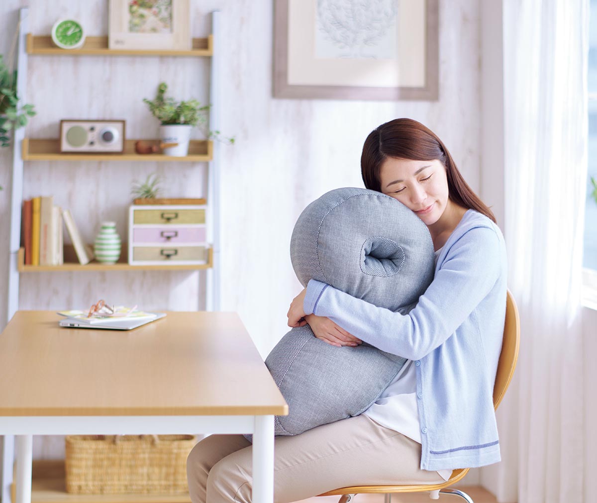 nishikawa konemuri+ こねむり パワーナップピロー「Hug」 おひるね枕