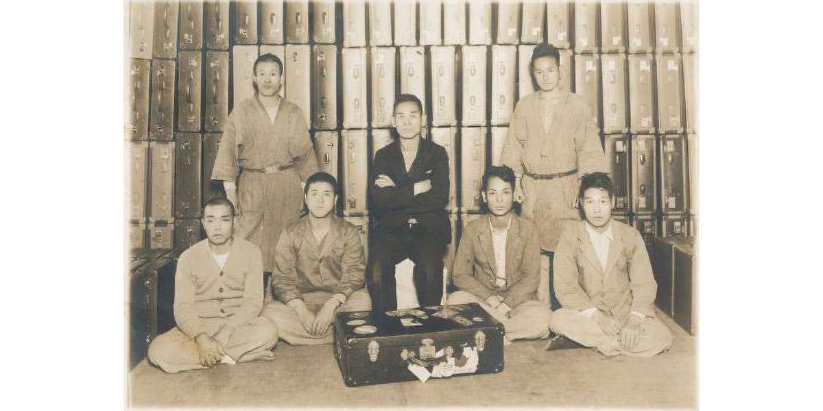 豊岡工房の伝統技術が生み出す、懐かしさと機能性を兼ね備えた本格仕様の「車掌バッグ」。