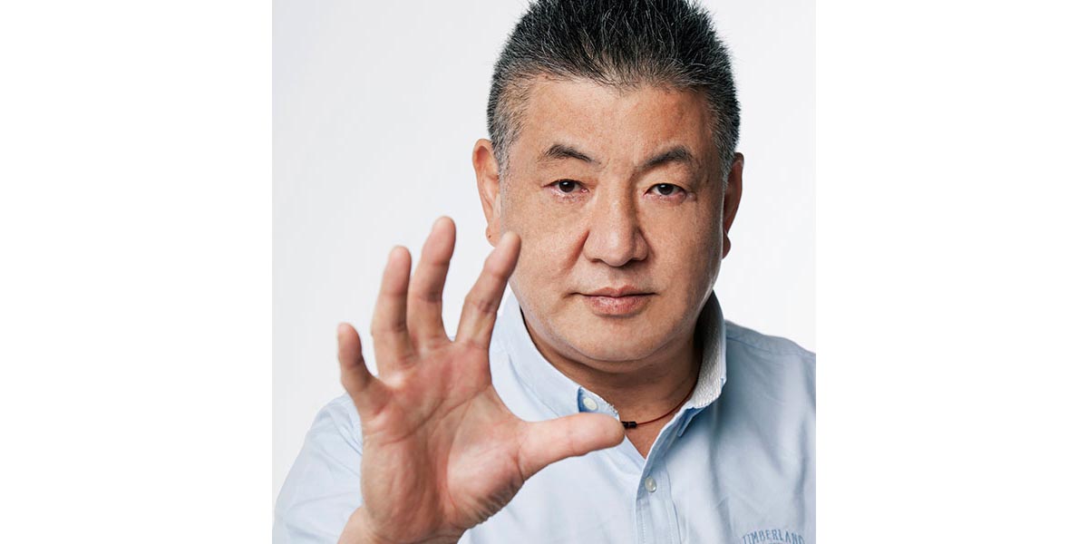 正しい姿勢と立ちやすさを追求!裏モモのストレッチも促す新感覚クッション