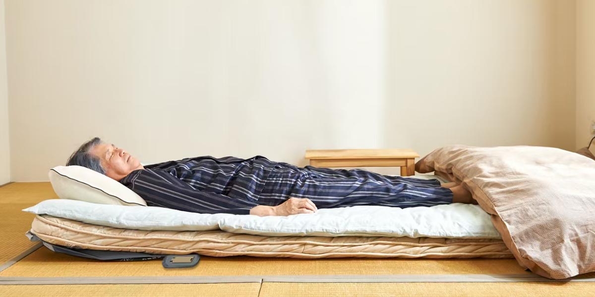 布団の下に敷くだけで“電動ベッド”に!便利な充電式に進化したエアーリクライニングマット