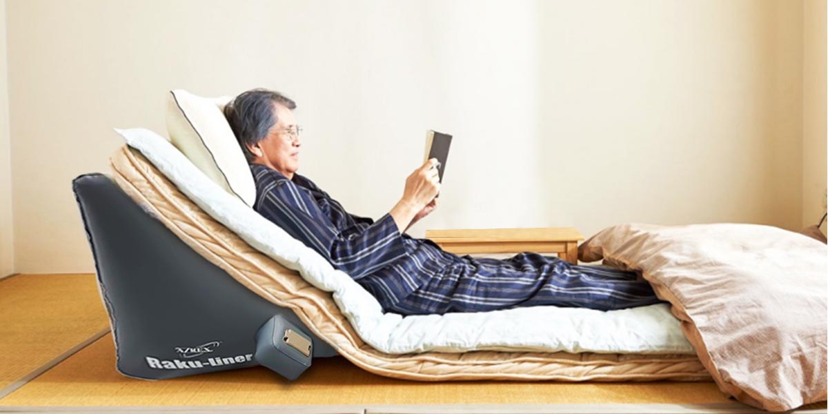 布団の下に敷くだけで“電動ベッド”に!便利な充電式に進化したエアーリクライニングマット