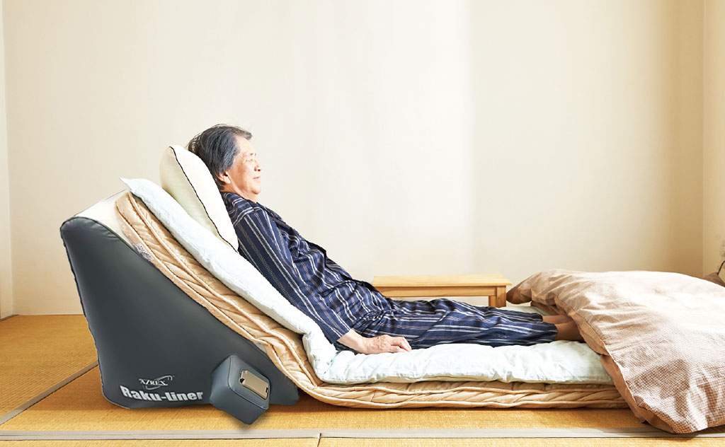 布団の下に敷くだけで“電動ベッド”に！便利な充電式に進化したエアーリクライニングマット