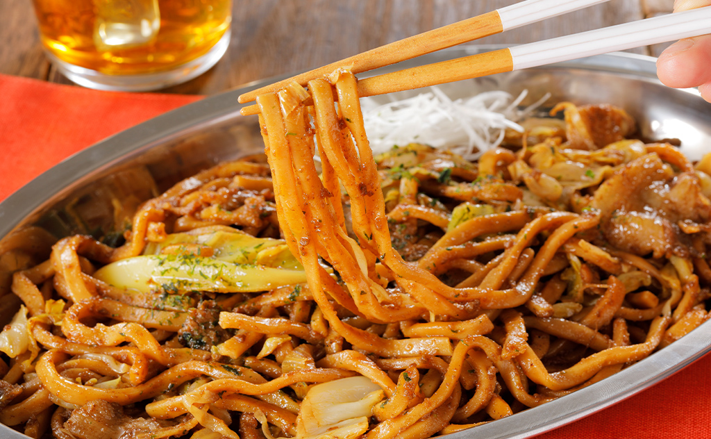 行列のできる焼きそば専門店「神保町みかさ」の太麺ソース焼きそばを実食してみた