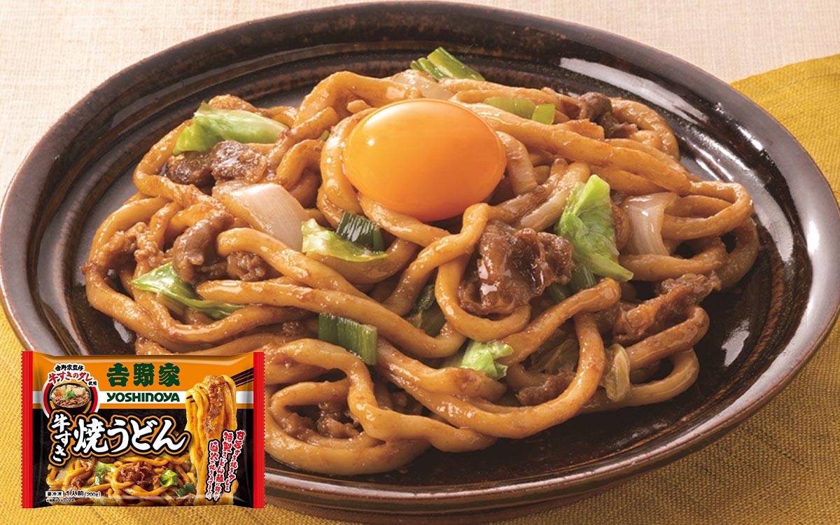 大人気「吉野家」冷凍食品に「牛肉やきそば」と「牛すき焼うどん」が登場!実食レビュー&おすすめアレンジも紹介