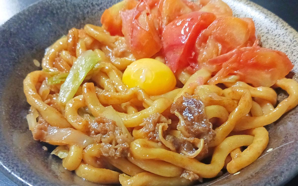 大人気「吉野家」冷凍食品に「牛肉やきそば」と「牛すき焼うどん」が登場！実食レビュー＆おすすめアレンジも紹介