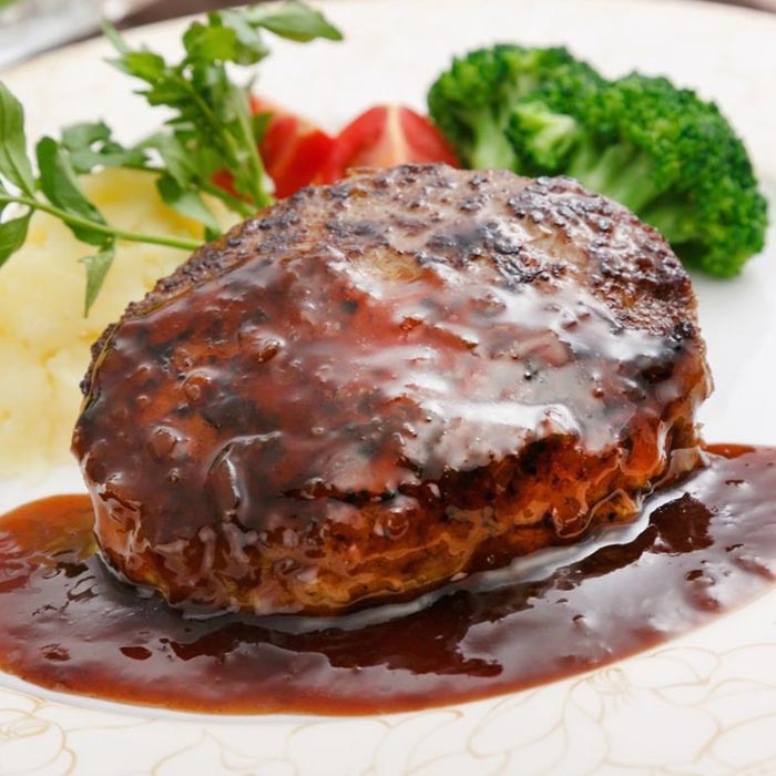 「ラ・ベットラ・ダ・オチアイ」落合務監修 牛肉100％ハンバーグと黒トリュフソース